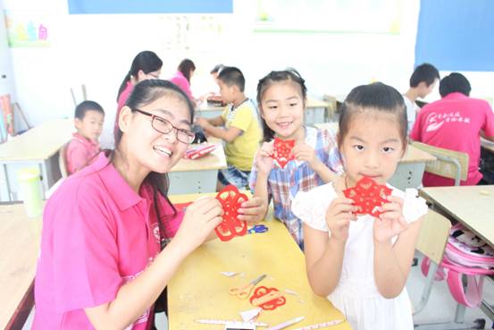 4、剪纸艺术展现国学文化别样风采.jpg